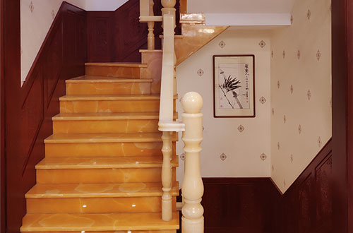 宝清中式别墅室内汉白玉石楼梯的定制安装装饰效果